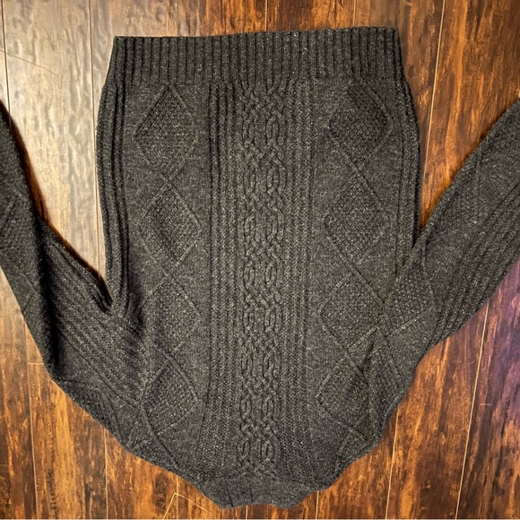 Wool Large Sweater. Pre Owned. New Condition - Picture 2 of 4